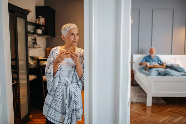 Girato Una Donna Anziana Piedi Uomo Sullo Sfondo Fare Colazione — Foto Stock