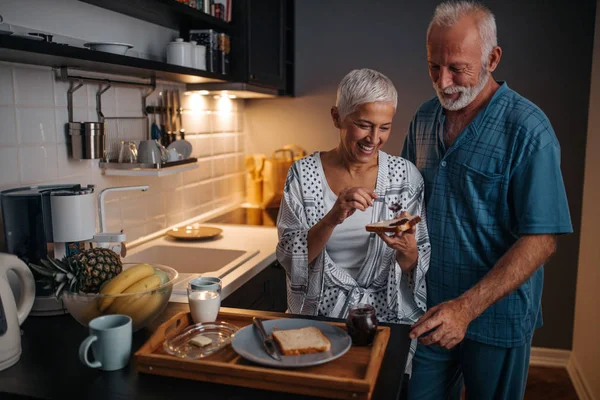 Couple Âgé Prenant Petit Déjeuner Dans Cuisine — Photo