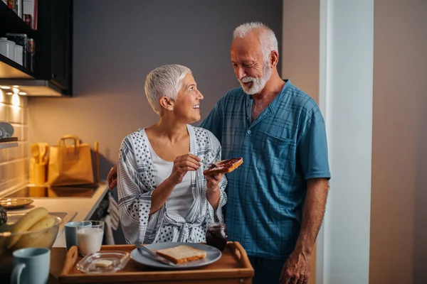 Couple Âgé Prenant Petit Déjeuner Dans Cuisine — Photo