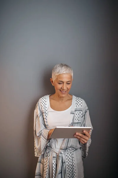 Mature Woman Holding Tablet — Stock Photo, Image