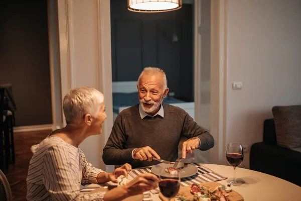 Coppia Anziana Godendo Pranzo Casa — Foto Stock