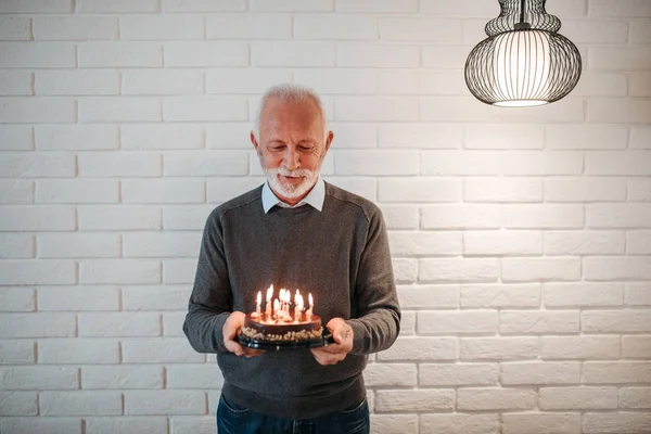 Oudere Man Met Een Verjaardagstaart — Stockfoto
