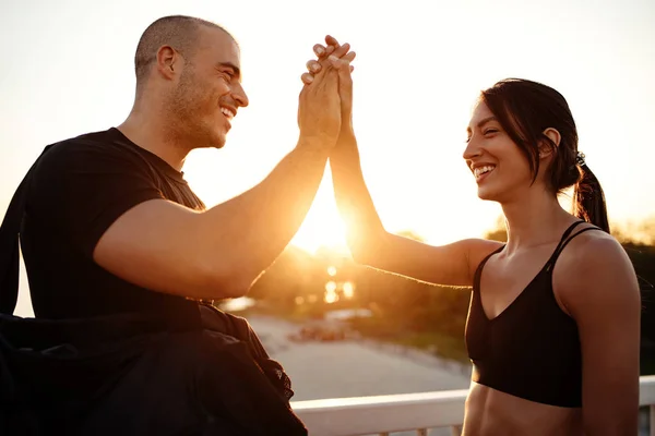 Pareja Joven Dando Uno Otro Cinco Altos Después Entrenamiento — Foto de Stock