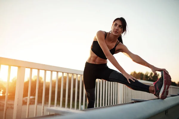Sportlerin Streckt Ihre Beine Freien Aus — Stockfoto