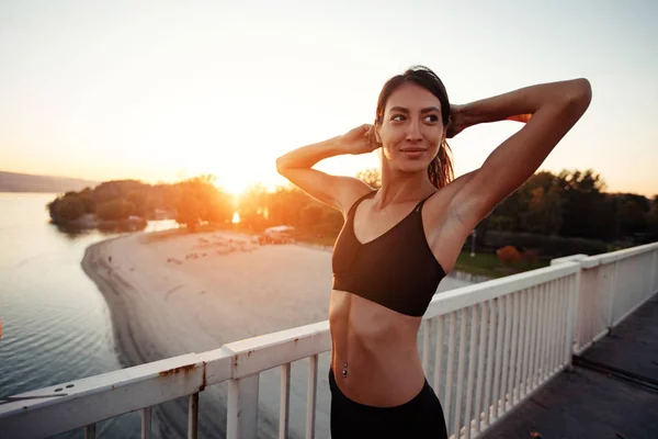 Giovane Donna Riposo Dopo Suo Allenamento — Foto Stock