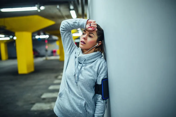 Jonge Vrouw Tegen Muur Rusten — Stockfoto