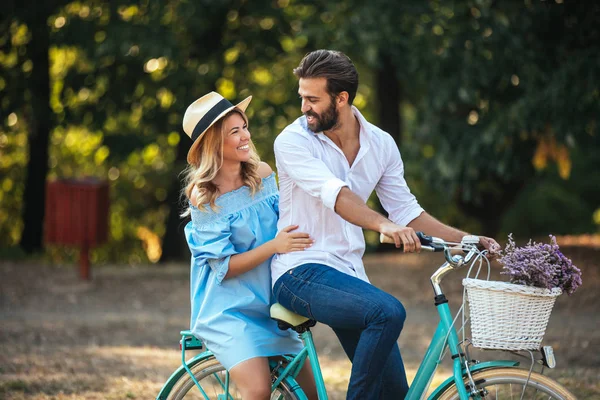 Feliz Jovem Casal Desfrutando Passeio Bicicleta Juntos — Fotografia de Stock