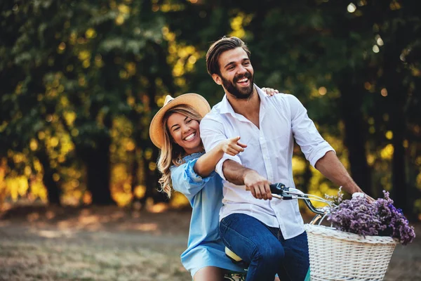 Feliz Jovem Casal Desfrutando Passeio Bicicleta — Fotografia de Stock