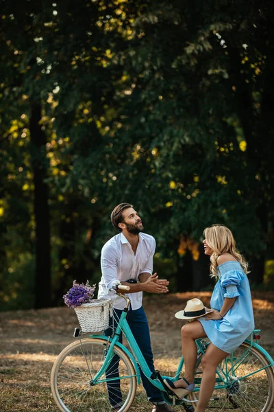 Joyeux Jeune Couple Profitant Leur Temps Dans Parc — Photo