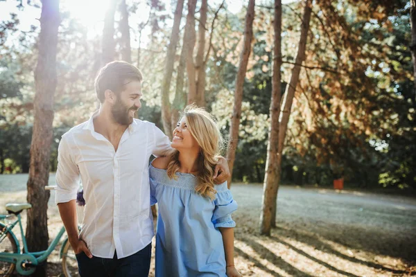 Gelukkige Jonge Paar Genieten Van Hun Tijd Lopen — Stockfoto