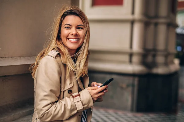 Youg Smiling Woman Looking Away While Talking Her Friends Social — Stock Photo, Image