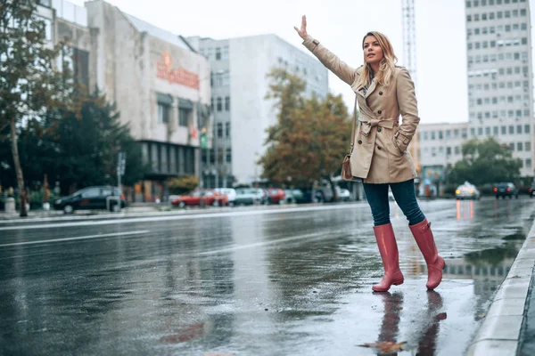 งสาวจ บรถแท ในว ฝนตก — ภาพถ่ายสต็อก