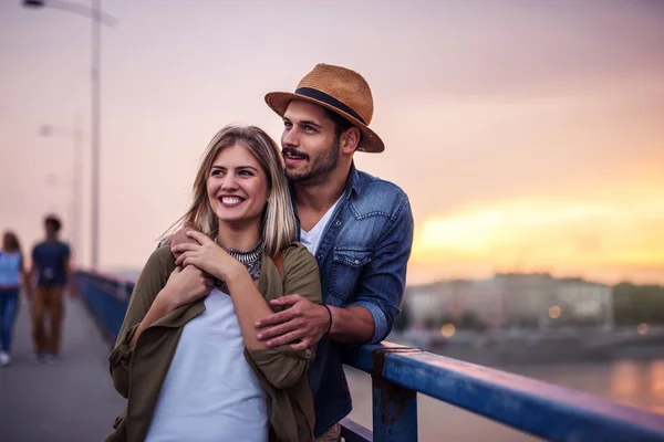 Joven Pareja Pie Puente — Foto de Stock