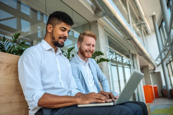 Två Affärsman Tittar Bärbar Dator — Stockfoto