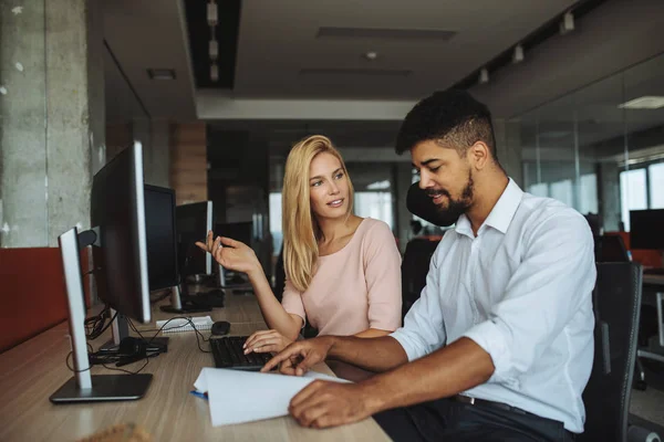 Jeune Homme Jeune Femme Travaillant Dans Bureau — Photo