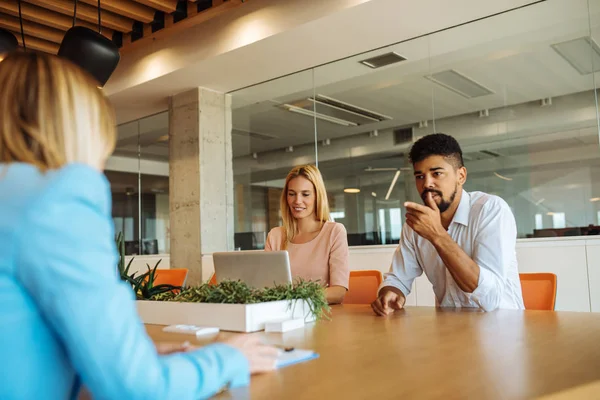 Tiro Jovem Empresário Conversando Durante Uma Reunião Escritório — Fotografia de Stock