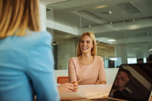 Tiro Cortado Uma Mulher Negócios Conversando Durante Uma Reunião Escritório — Fotografia de Stock