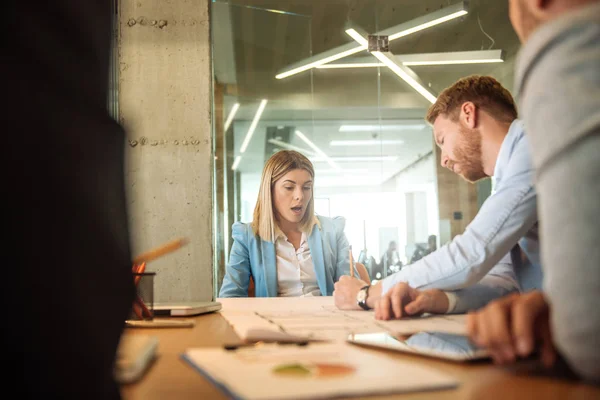 Bijgesneden Shot Van Een Zakenvrouw Praten Tijdens Een Vergadering Een — Stockfoto