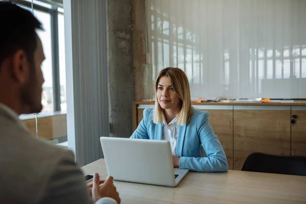 Bijgesneden Shot Van Een Jonge Zakenvrouw Zitten Een Sollicitatiegesprek — Stockfoto