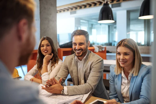 Ondernemers Praten Met Een Klant — Stockfoto