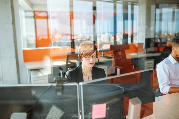 Bir Ofiste Çalışan Bir Genç Kadın Görüntüsünü — Stok fotoğraf