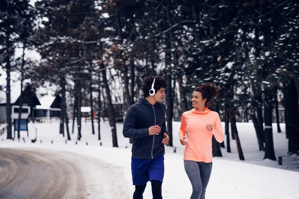 Giovane Coppia Che Jogging Una Giornata Invernale — Foto Stock