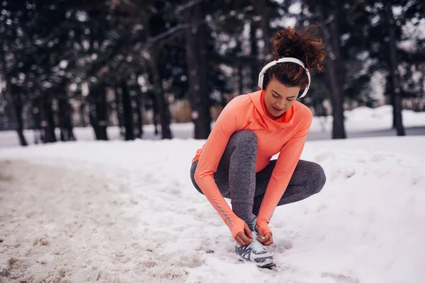 Giovane Sportiva Allacciarsi Scarpe Una Giornata Invernale — Foto Stock