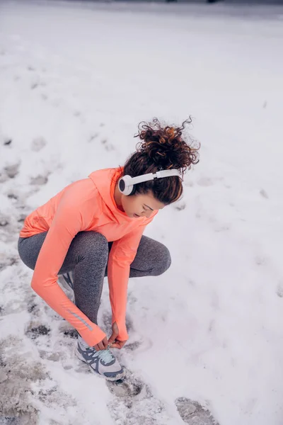 Jeune Athlète Laçant Ses Chaussures Jour Hiver — Photo