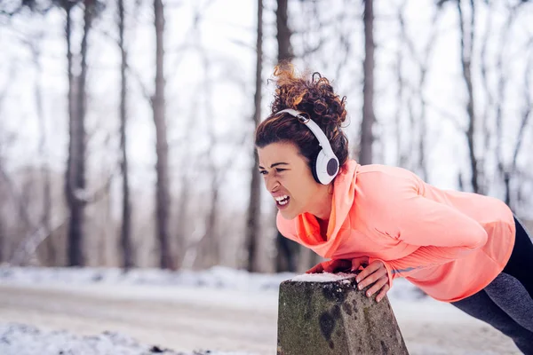 Junge Sportlerin Trainiert Einem Wintertag — Stockfoto