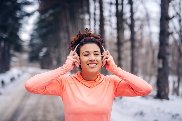 Joven Atleta Que Pone Auriculares Aire Libre —  Fotos de Stock