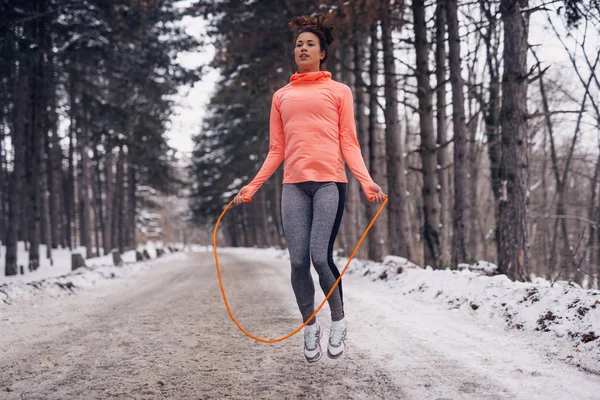 Giovane Donna Che Allena Con Una Corda Salto — Foto Stock