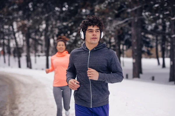 Giovane Coppia Che Jogging Una Giornata Invernale — Foto Stock