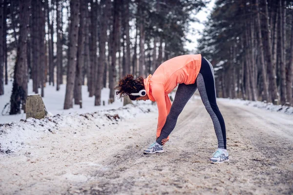 Giovane Donna Che Estende Una Giornata Invernale — Foto Stock