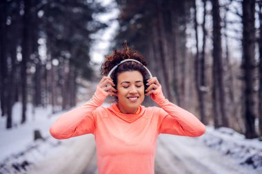 Genç atlet kulaklıklar koyarak