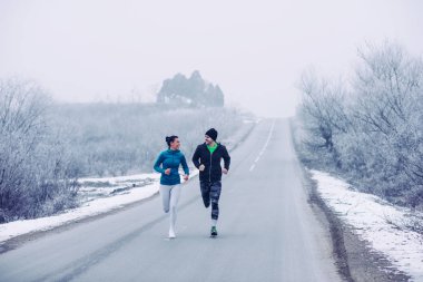 Genç çift ülke yolda çalışan