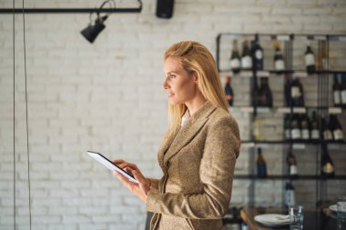 Bir tablet tutarak ve mesafeden arıyorum genç kadın.