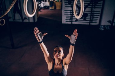 Yüzüklerin üzerinde atlatmanın bir kadın yüksek açı çekim