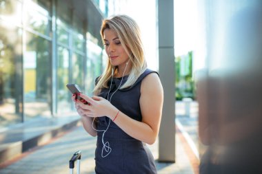 cep telefonu kullaranarak genç iş kadını