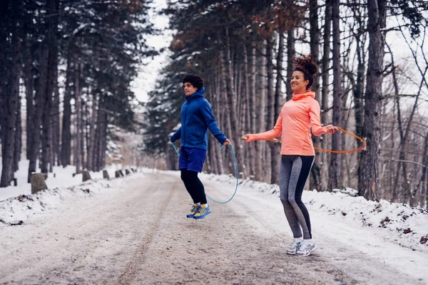 Allenamento Giovani Coppie Con Corda Saltare All Esterno — Foto Stock