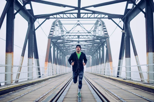 Νεαρός Άνδρας Τρέχει Πάνω Από Γέφυρα — Φωτογραφία Αρχείου