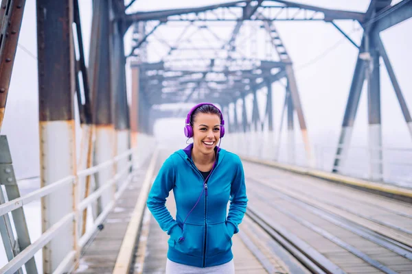 Prise Vue Jeune Athlète Debout Sur Pont Jour Hiver — Photo