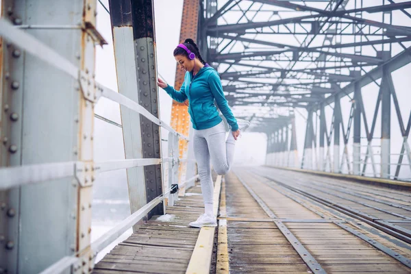 Giovane Atleta Che Estende Sul Ponte — Foto Stock