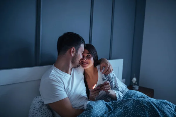 Young Couple Lying Bed Night Holding Mobile Phone — Stock Photo, Image