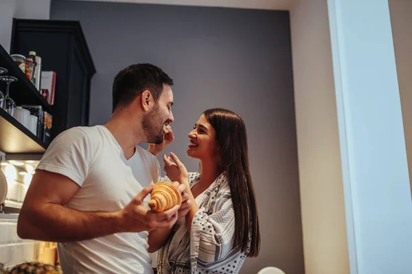 Young Beautiful Woman Feeding Her Husband Lovely Morning Breakfast — Stock Photo, Image