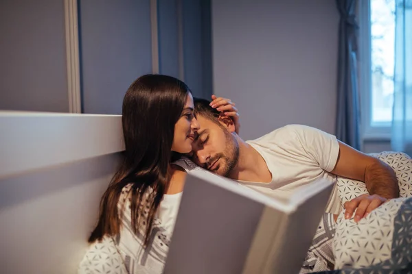 Young Couple Reading Book Bed Man Asleep Woman Shoulder — Stock Photo, Image