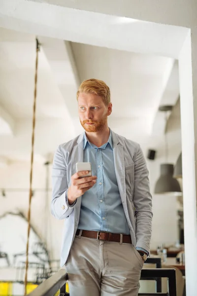 Mladý Podnikatel Drží Svůj Telefon Hledat Dál — Stock fotografie