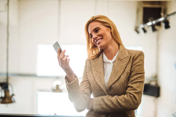 Joven Empresaria Sosteniendo Teléfono Móvil — Foto de Stock