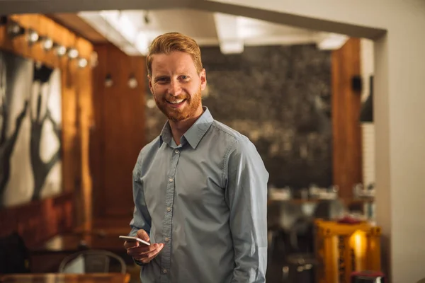 Mladý Podnikatel Drží Usmívající Mobilní Telefon — Stock fotografie
