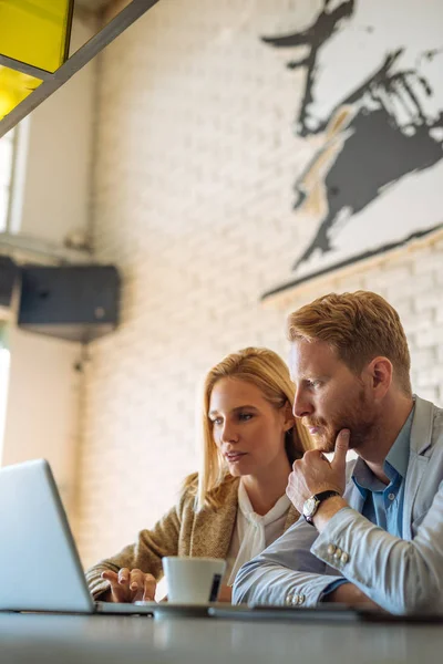 Jonge Man Vrouw Die Kijken Naar Computer — Stockfoto