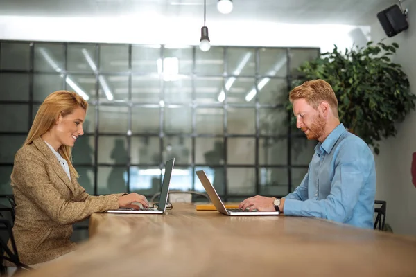 Schot Van Twee Mensen Uit Het Bedrijfsleven Werken Hun Laptops — Stockfoto